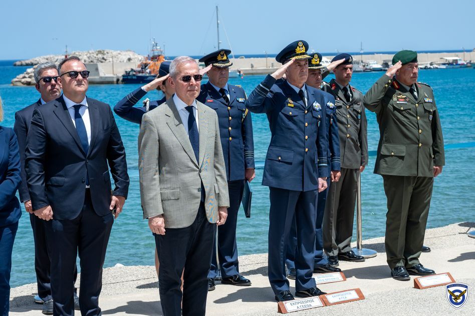 Συγκίνηση στην επιμνημόσυνη δέηση και κατάθεση στεφάνων στο μνημείο για τον Σμηναγό (Ι) Κώστα Ηλιάκη στην Κάρπαθο.