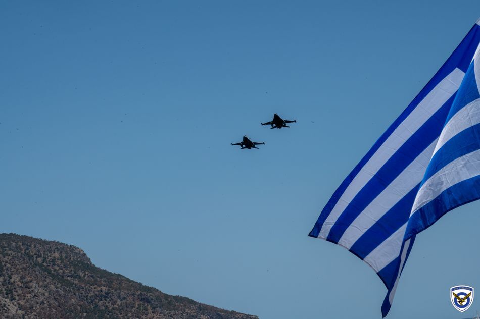 Συγκίνηση στην επιμνημόσυνη δέηση και κατάθεση στεφάνων στο μνημείο για τον Σμηναγό (Ι) Κώστα Ηλιάκη στην Κάρπαθο.