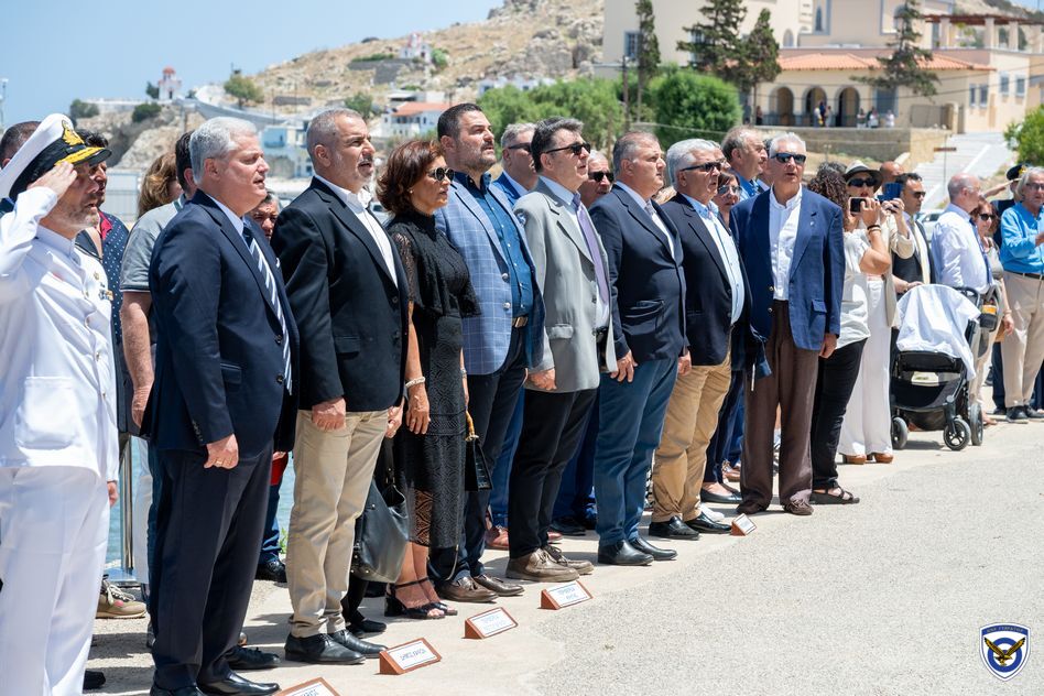 Συγκίνηση στην επιμνημόσυνη δέηση και κατάθεση στεφάνων στο μνημείο για τον Σμηναγό (Ι) Κώστα Ηλιάκη στην Κάρπαθο.