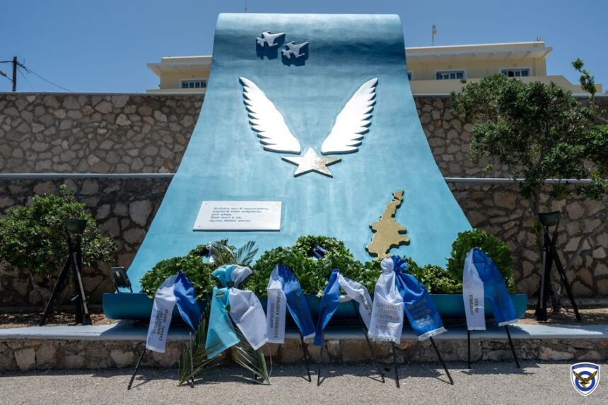 Συγκίνηση στην επιμνημόσυνη δέηση και κατάθεση στεφάνων στο μνημείο για τον Σμηναγό (Ι) Κώστα Ηλιάκη στην Κάρπαθο.