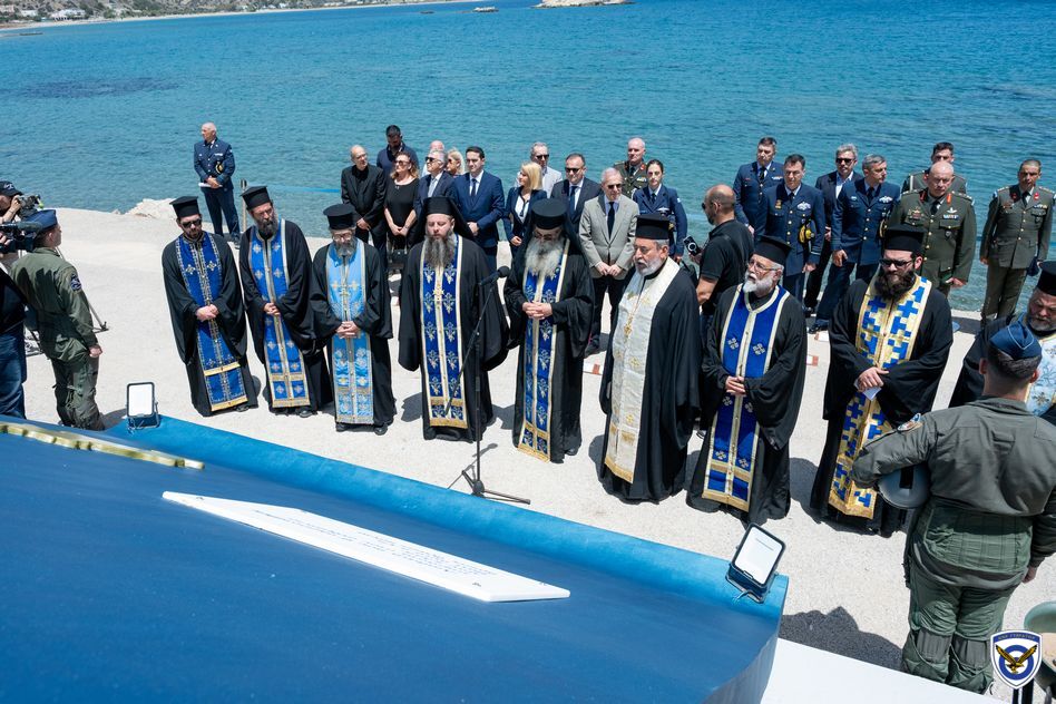 Συγκίνηση στην επιμνημόσυνη δέηση και κατάθεση στεφάνων στο μνημείο για τον Σμηναγό (Ι) Κώστα Ηλιάκη στην Κάρπαθο.