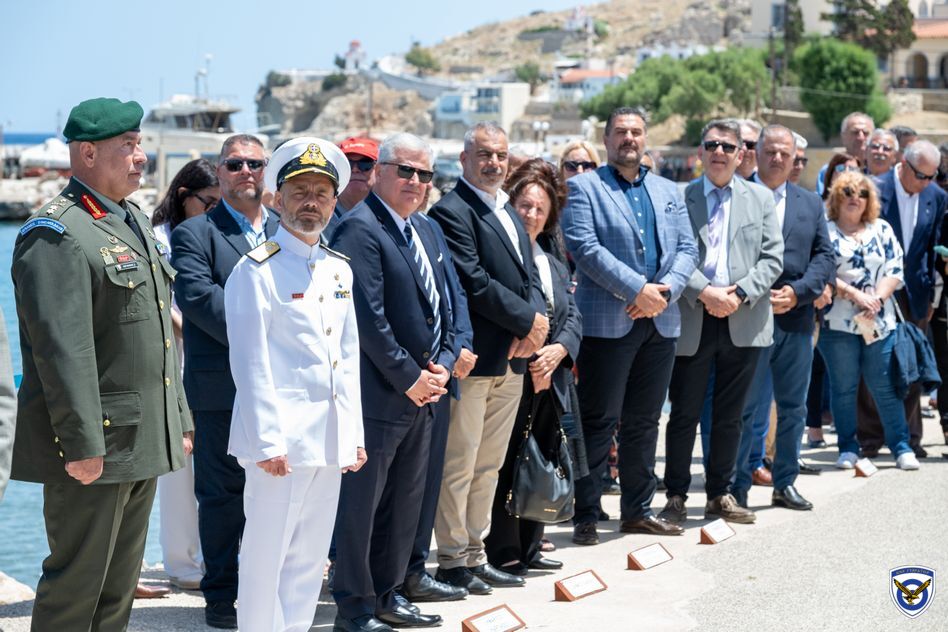 Συγκίνηση στην επιμνημόσυνη δέηση και κατάθεση στεφάνων στο μνημείο για τον Σμηναγό (Ι) Κώστα Ηλιάκη στην Κάρπαθο.