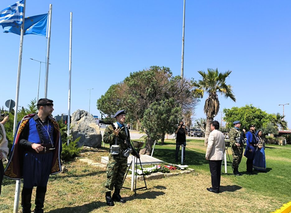 Κατάθεση στεφάνων από τις πολιτικές και στρατιωτικές αρχές στα μνημεία «SAS και Black Watch» στο αεροδρόμιο Ηρακλείου.