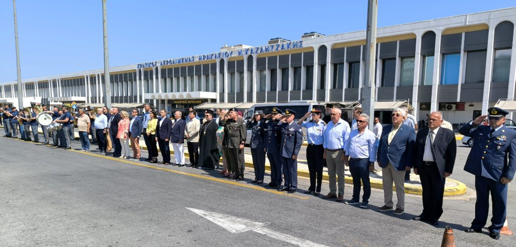 Κατάθεση στεφάνων από τις πολιτικές και στρατιωτικές αρχές στα μνημεία «SAS και Black Watch» στο αεροδρόμιο Ηρακλείου.