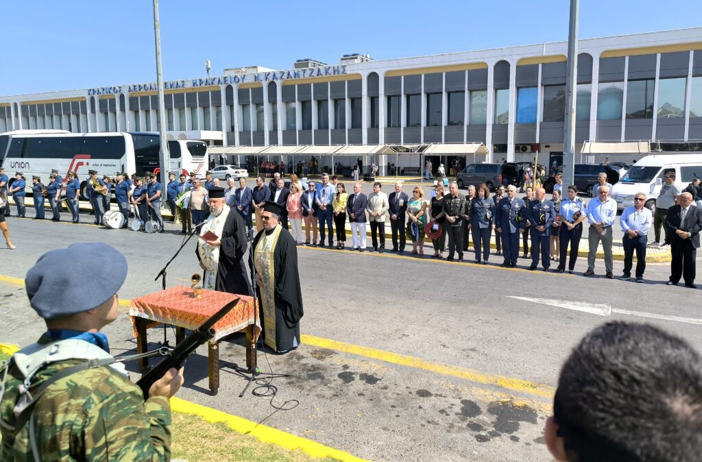 Κατάθεση στεφάνων από τις πολιτικές και στρατιωτικές αρχές στα μνημεία «SAS και Black Watch» στο αεροδρόμιο Ηρακλείου.