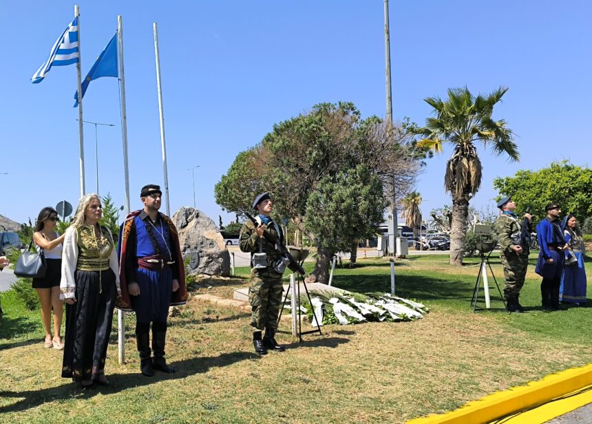 Κατάθεση στεφάνων από τις πολιτικές και στρατιωτικές αρχές στα μνημεία «SAS και Black Watch» στο αεροδρόμιο Ηρακλείου.