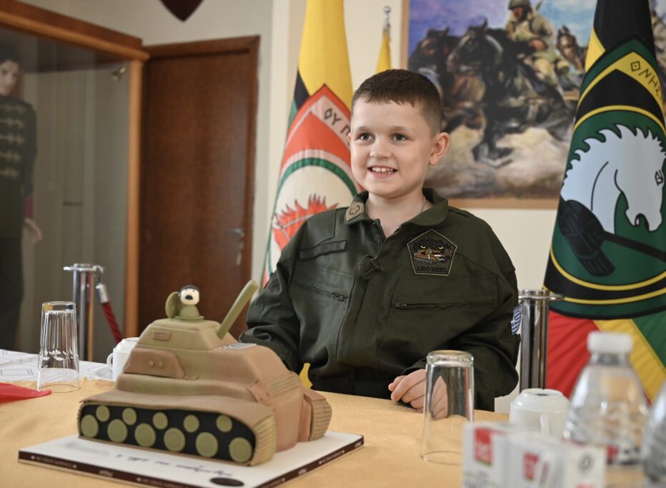 Το αγόρι, με αγάπη προς το Στρατό και ειδικότερα στα άρματα μάχης, έζησε μέσω του οργανισμού Make-A-Wish Ελλάδος μια μοναδική εμπειρία.