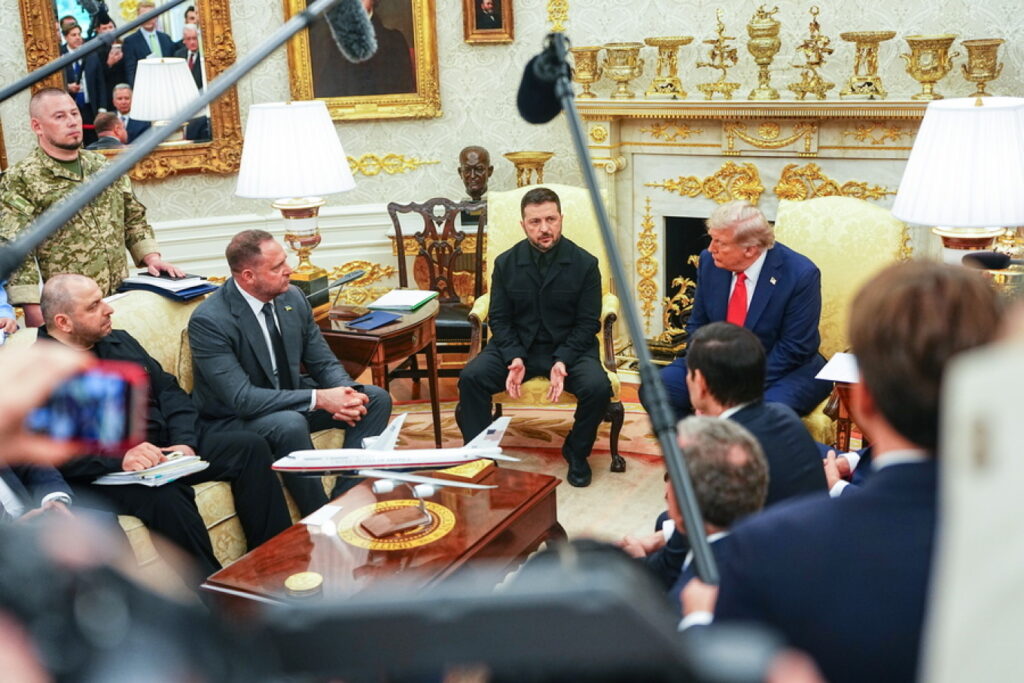 Ο Βολοντίμιρ Ζελένσκι παραμένει για διαβουλεύσεις - Τηλεφώνημα Ντόναλντ Τραμπ στον Βλαντιμίρ Πούτιν - Οι δηλώσεις των ευρωπαίων ηγετών.