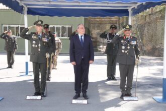 Ο Αντιστράτηγος Γεώργιος Τσιτσικώστας παρέδωσε τη σκυτάλη στον Αντιστράτηγο Εμμανουήλ Θεοδώρου, ο οποίος είναι ο νέος Αρχηγός Εθνικής Φρουράς.