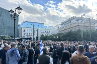 Μαζική ήταν η συμμετοχή των στρατιωτικών - εν ενεργεία και απόστρατων - στη συγκέντρωση διαμαρτυρίας που πραγματοποιήθηκε στην Παλαιά Βουλή.