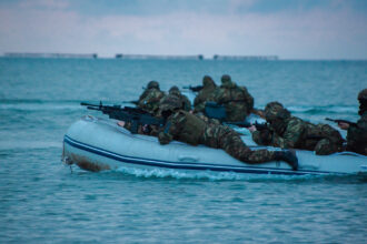 Οι Εθελοντές Έφεδροι συνεχίζουν δυναμικά - Δείτε την εντυπωσιακή εκπαίδευση στις αμφίβιες επιχειρήσεις της Λέσχης Εφέδρων Ενόπλων Δυνάμεων.