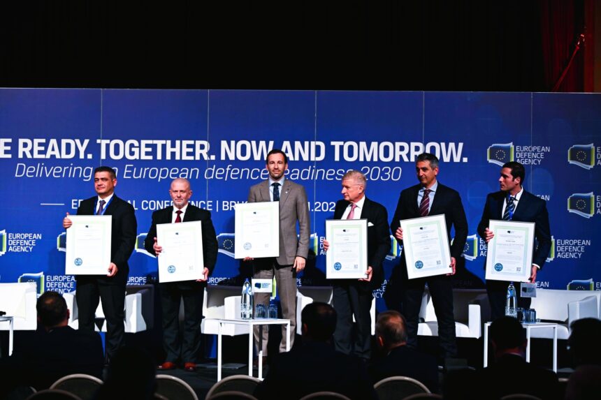 Ο Ζαχαρίας Σαρρής, Διευθύνων Σύμβουλος, ALTUS LSA, παραλαμβάνει το βραβείο από τον Ευρωπαϊκό Οργανισμό Άμυνας (European Defence Agency – EDA) για τη συμβολή στην OPEX 2025 – Operational Experimentation Campaign.