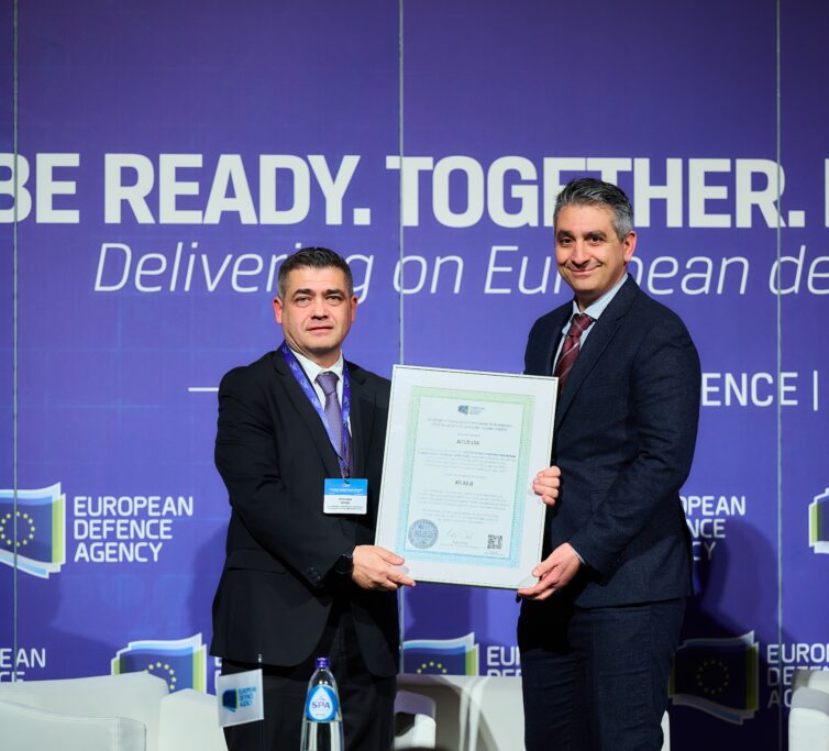 Ο Ζαχαρίας Σαρρής, Διευθύνων Σύμβουλος, ALTUS LSA, παραλαμβάνει το βραβείο για τη συμβολή στην OPEX 2025 – Operational Experimentation Campaign στο συνέδριο του Ευρωπαϊκού Οργανισμού Άμυνας.