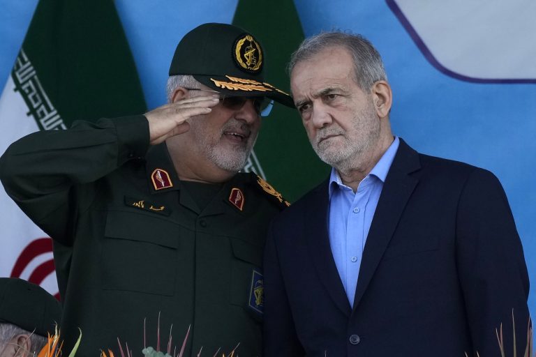 Ο Ιρανός πρόεδρος Μασούντ Πεζεσκιάν (δεξιά) και ο επικεφαλής του Σώματος των Φρουρών της Ισλαμικής Επανάστασης του Ιράν Μοχάμαντ Πακπούρ (αριστερά (AP Photo/Vahid Salemi)