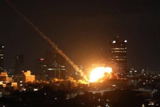 Κατά κύματα η απάντηση του Ιράν στην επίθεση που δέχτηκε σήμερα από ΗΠΑ και Ισραήλ - Μια νεκρή γυναίκα και τραυματίες από τα πλήγματα.