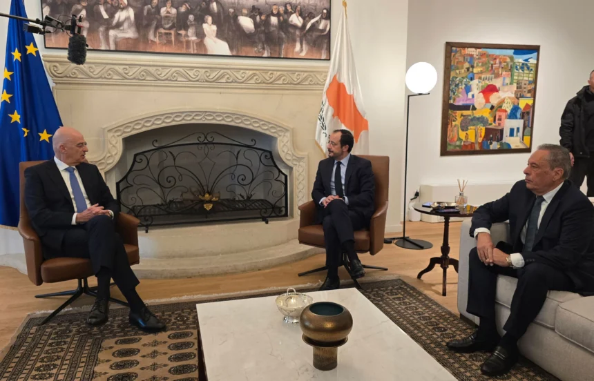 Στην Κύπρο ο υπουργός Εθνικής Άμυνας και ο Αρχηγός ΓΕΕΘΑ, μια ημέρα μετά την απόφαση για αποστολή φρεγατών και αεροσκαφών στην Κύπρο.