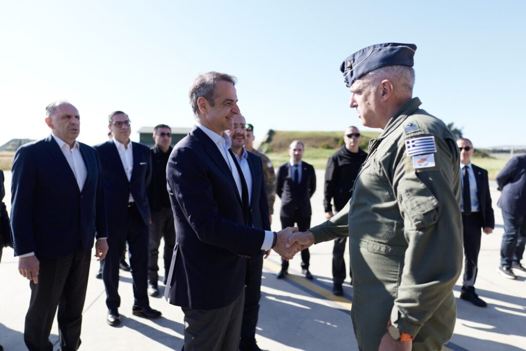 Μετά τη συνάντηση με Χριστοδουλίδη και Μακρόν, ο πρωθυπουργός επισκέφθηκε το προσωπικό της ΠΑ που έχει μετασταθμεύσει με τα F-16 στην Πάφο.