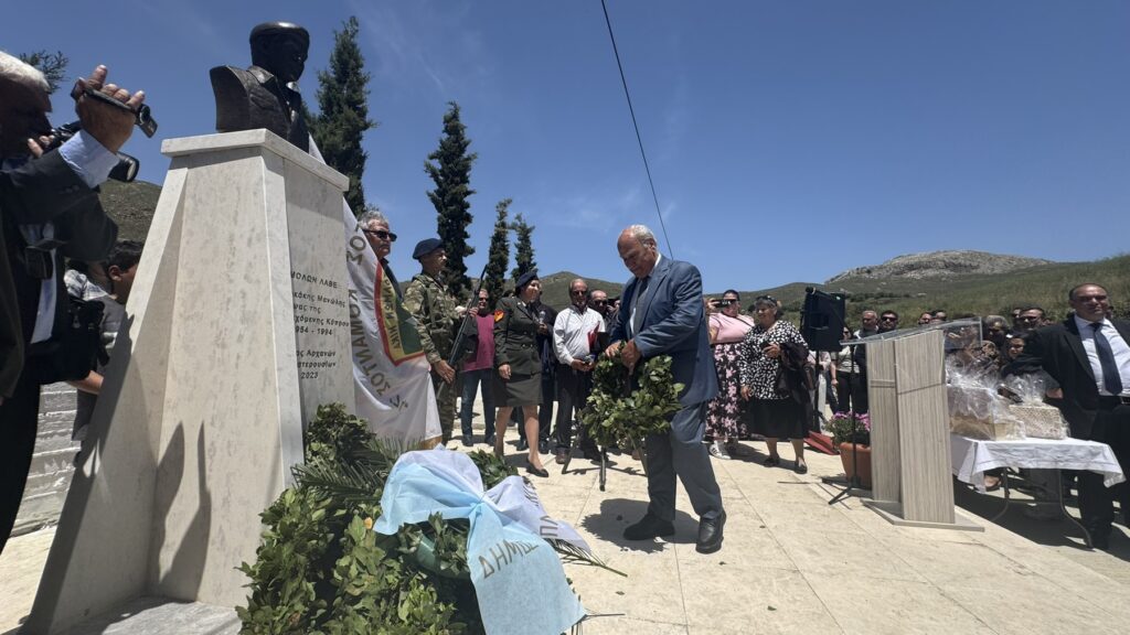 Συγκίνηση στην τελετή αποκαλυπτηρίων της προτομής του ήρωα της Κύπρου, Καταδρομέα της Α’ Μοίρας Καταδρομών, Μανώλη Μπικάκη.